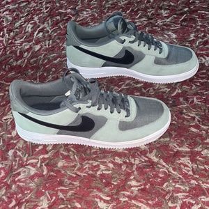 NIKE AIR FORCE 1 SIZE 11.5/MEN